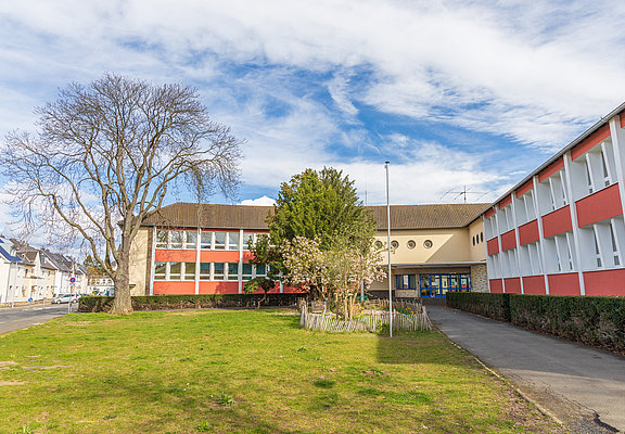 Aloisius-Grundschule Ahrweiler im Stadtteil Ahrweiler im Bau mit moderner Architektur und grünem Schulhof.