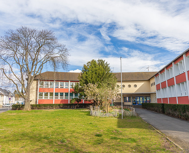 Aloisius-Grundschule Ahrweiler im Stadtteil Ahrweiler im Bau mit moderner Architektur und grünem Schulhof.