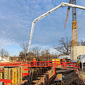 Der Kran arbeitet an der neuen Brücke
