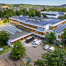 Erich Kästner Realschule Plus im Stadtteil Bad Neuenahr mit Solaranlage auf dem Dach,