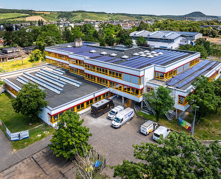 Erich Kästner Realschule Plus im Stadtteil Bad Neuenahr mit Solaranlage auf dem Dach,