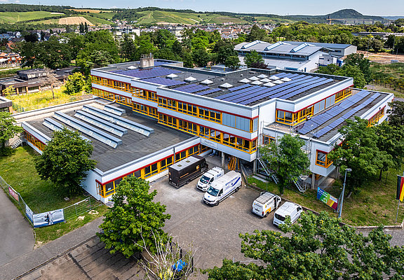 Erich Kästner Realschule Plus im Stadtteil Bad Neuenahr mit Solaranlage auf dem Dach,