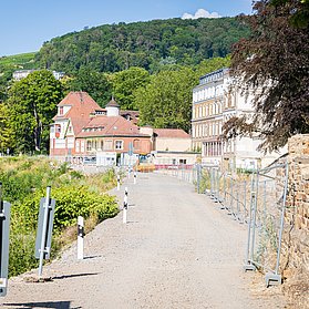 Baustelle an der Carl-von-Ehrenwall-Allee im Stadtteil Ahrweiler mit Blick auf historische Gebäude und Natur.