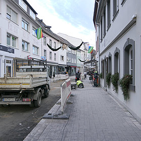 Laster fährt durch die Baustelle in der Niederhut.