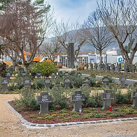 Ahrtor-Friedhof Ahrweiler im Stadtteil Ahrweiler mit historischem Gräberfeld und gepflegten Wegen.