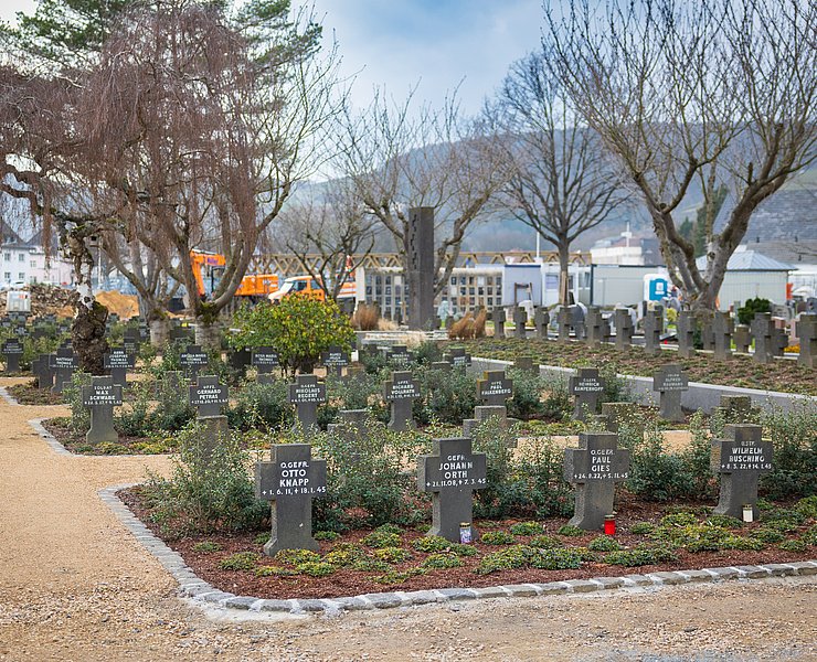 Ahrtor-Friedhof Ahrweiler im Stadtteil Ahrweiler mit historischem Gräberfeld und gepflegten Wegen.