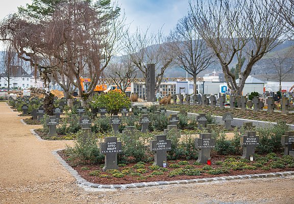 Ahrtor-Friedhof Ahrweiler im Stadtteil Ahrweiler mit historischem Gräberfeld und gepflegten Wegen.