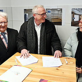 Der Bürgermeister Guido Orthen lächelt bei der Übergabe des Sportheims