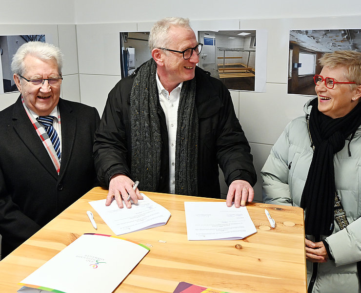 Der Bürgermeister Guido Orthen lächelt bei der Übergabe des Sportheims
