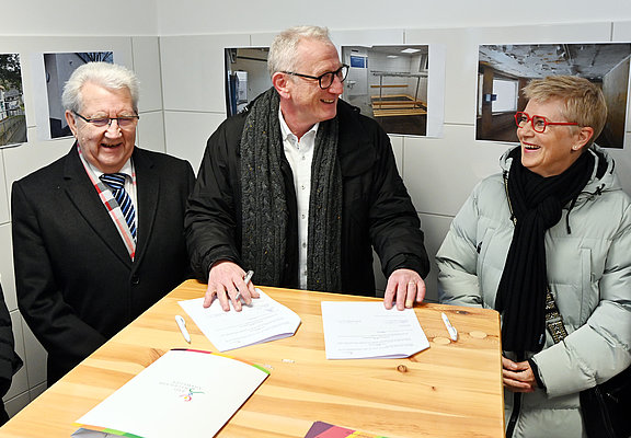 Der Bürgermeister Guido Orthen lächelt bei der Übergabe des Sportheims