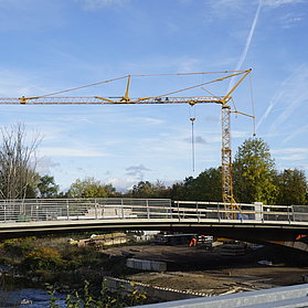 Heppinger Brücke im Stadtteil Heppingen, fertiggestellt mit moderner Bauweise über den Fluss, im Hintergrund mit Kran.