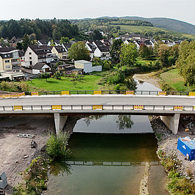 Queransicht der Bachemer Brücke, mit Ahr und Wohnsiedlung.