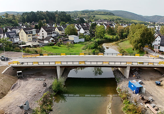 Queransicht der Bachemer Brücke, mit Ahr und Wohnsiedlung.