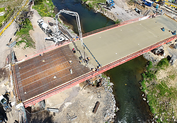 Bauarbeiten an der neuen Bachemer Brücke im Stadtteil Bachem über der Ahr, im Bau mit Betonieren der Fahrbahn.