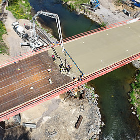 Bauarbeiten an der neuen Bachemer Brücke im Stadtteil Bachem über der Ahr, im Bau mit Betonieren der Fahrbahn.