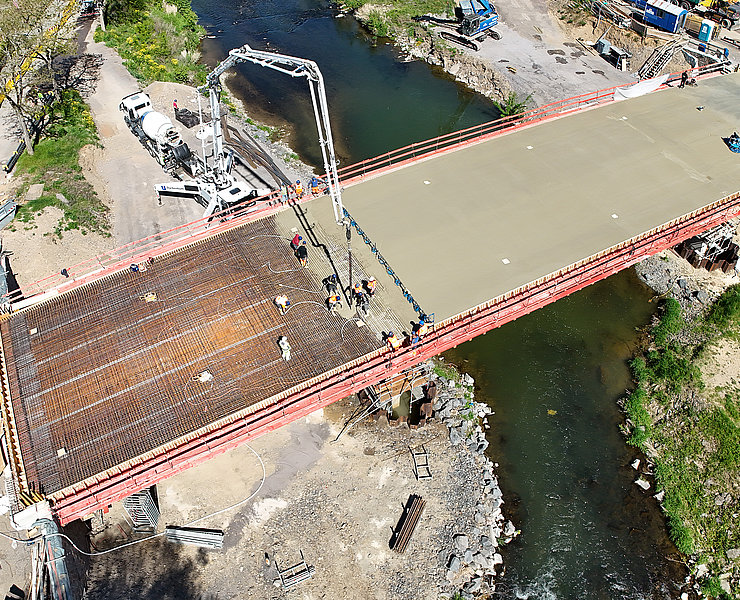 Bauarbeiten an der neuen Bachemer Brücke im Stadtteil Bachem über der Ahr, im Bau mit Betonieren der Fahrbahn.