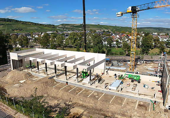 Neubau Feuerwehrhaus Ahrweiler im Stadtteil Ahrweiler mit Baustelle, Baukran und herrlicher Ahrtal-Landschaft im Hintergrund.