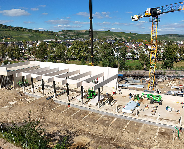 Neubau Feuerwehrhaus Ahrweiler im Stadtteil Ahrweiler mit Baustelle, Baukran und herrlicher Ahrtal-Landschaft im Hintergrund.