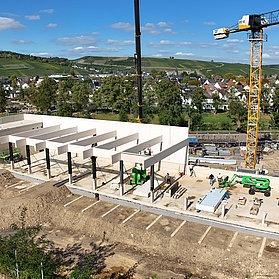 Neubau Feuerwehrhaus Ahrweiler im Stadtteil Ahrweiler mit Baustelle, Baukran und herrlicher Ahrtal-Landschaft im Hintergrund.