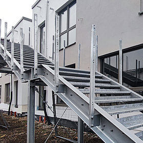 Die Außentreppe der Kita ist im Bau
