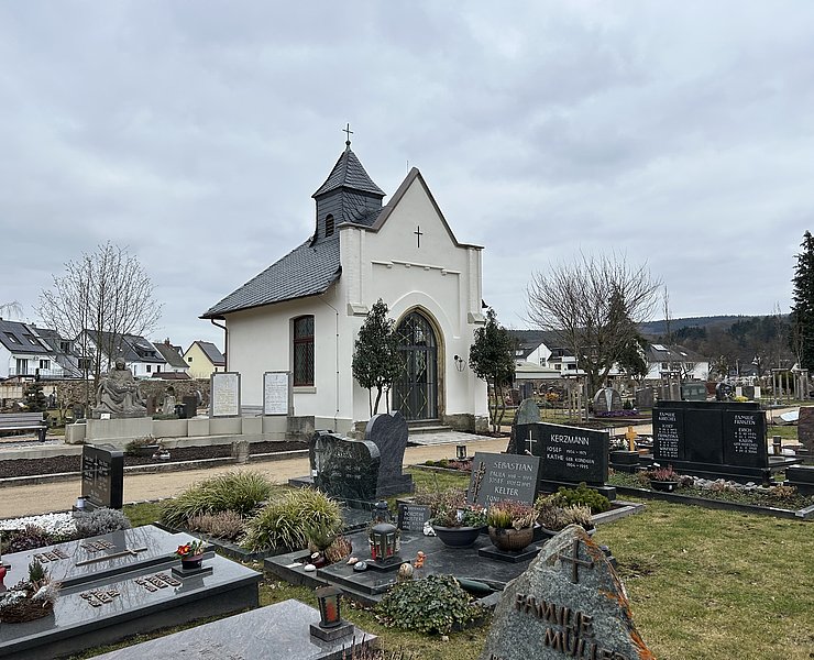 Ahrtor-Friedhof Ahrweiler mit Kapelle und gepflegten Grabstätten im Stadtteil Ahrweiler, umgeben von Wohnhäusern.