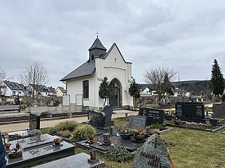Ahrtor-Friedhof Ahrweiler mit Kapelle und gepflegten Grabstätten im Stadtteil Ahrweiler, umgeben von Wohnhäusern.