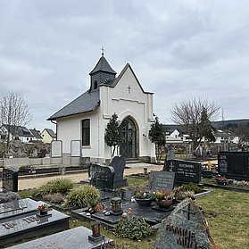 Ahrtor-Friedhof Ahrweiler mit Kapelle und gepflegten Grabstätten im Stadtteil Ahrweiler, umgeben von Wohnhäusern.