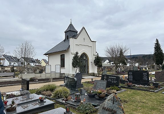 Ahrtor-Friedhof Ahrweiler mit Kapelle und gepflegten Grabstätten im Stadtteil Ahrweiler, umgeben von Wohnhäusern.