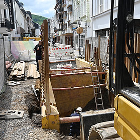 Große Baugeräte führen in die Tiefbaumaßnahmen in der Poststraße.