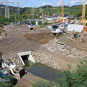 Heppinger Brücke im Stadtteil Heppingen: Fertiggestellter Neubau mit modernem Baustellen-Equipment im Ahrtal.
