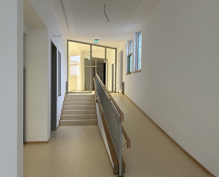 Links führt eine kleine Treppe nach oben, Rechts eine Rampe.