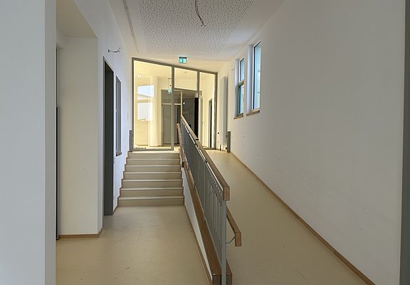 Links führt eine kleine Treppe nach oben, Rechts eine Rampe.
