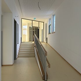 Links führt eine kleine Treppe nach oben, Rechts eine Rampe.