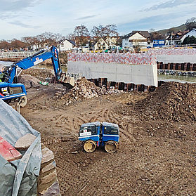 Bauarbeiten an der Bachemer Brücke im Stadtteil Bachem mit Baumaschinen und Baustelle im Ahrtal.