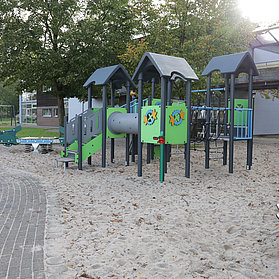 Spielplatz der Kita Rappelkiste Bachem mit Klettergerüst und Sandfläche im Stadtteil Bad Neuenahr.