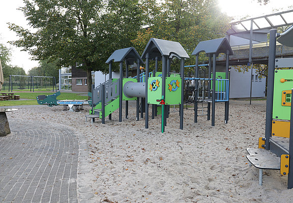 Spielplatz der Kita Rappelkiste Bachem mit Klettergerüst und Sandfläche im Stadtteil Bad Neuenahr.