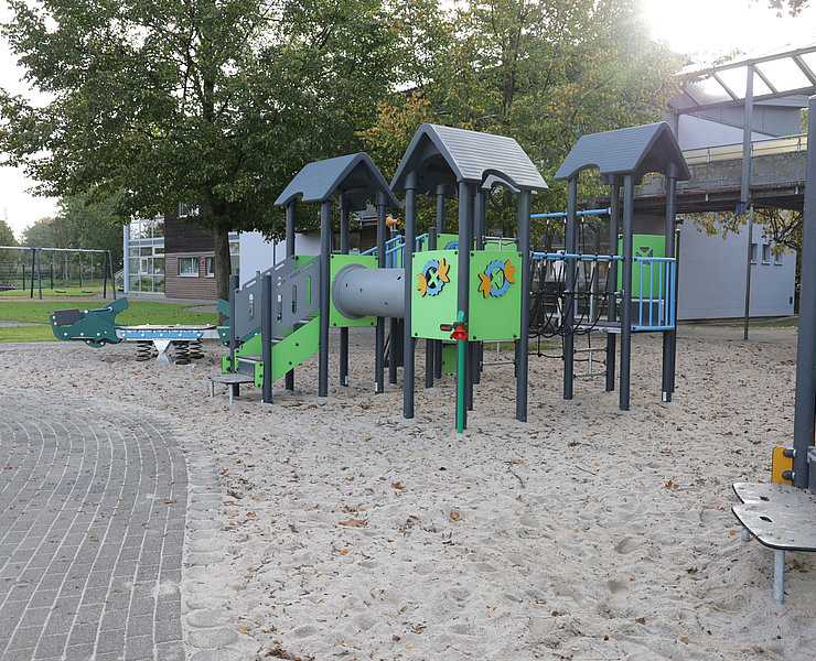 Spielplatz der Kita Rappelkiste Bachem mit Klettergerüst und Sandfläche im Stadtteil Bad Neuenahr.