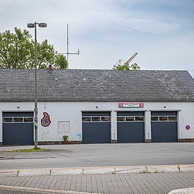 Ehemaliges Feuerwehrhaus Ahrweiler im Stadtteil Ahrweiler, städtisches Gebäude im Bau mit Feuerwehrfahrzeug außen.