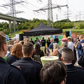 Feuerwehrhaus Heppingen Baustart-Veranstaltung mit Gästen im Stadtteil Heppingen. Menge, die applaudiert.