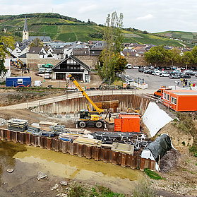 Baustelle der geplanten Ahrtorbrücke im Stadtteil Ahrweiler mit Blick auf Weinberge und historisches Stadtbild.
