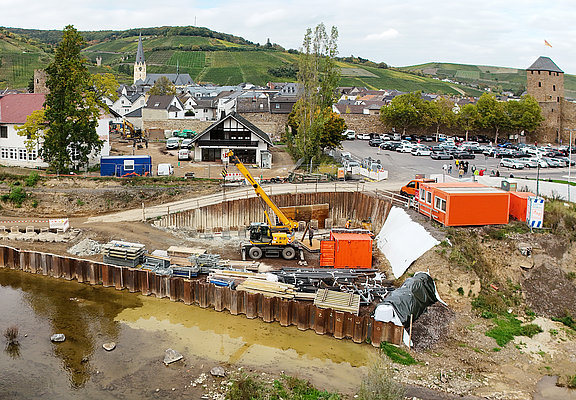 Baustelle der geplanten Ahrtorbrücke im Stadtteil Ahrweiler mit Blick auf Weinberge und historisches Stadtbild.