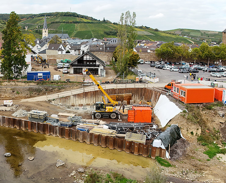 Baustelle der geplanten Ahrtorbrücke im Stadtteil Ahrweiler mit Blick auf Weinberge und historisches Stadtbild.