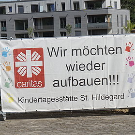 Baustelle der Kita St. Hildegard in Bad Neuenahr mit Banner „Wir möchten wieder aufbauen“ im Stadtteil Bad Neuenahr.
