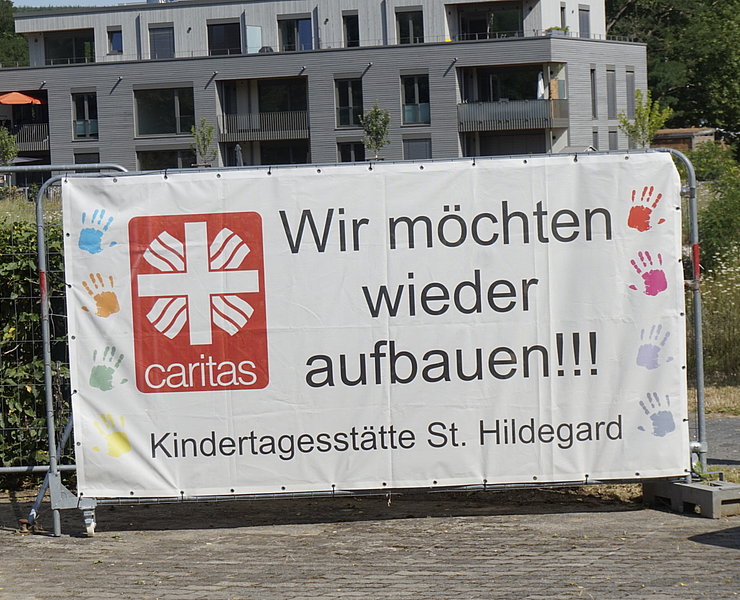Baustelle der Kita St. Hildegard in Bad Neuenahr mit Banner „Wir möchten wieder aufbauen“ im Stadtteil Bad Neuenahr.