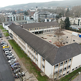 Luftaufnahme vom Altbau der Grundschule Bad Neuenahr.
