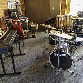 Musikraum der Erich Kästner - Realschule Plus mit Instrumenten wie Klavier, Schlagzeug und Gitarren im Bad Neuenahr Stadtteil.