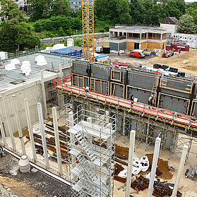 Baustelle im Stadtteil Bad Neuenahr: Neubauarbeiten im Kurpark Bad Neuenahr, moderne Parkanlagen im Bau.
