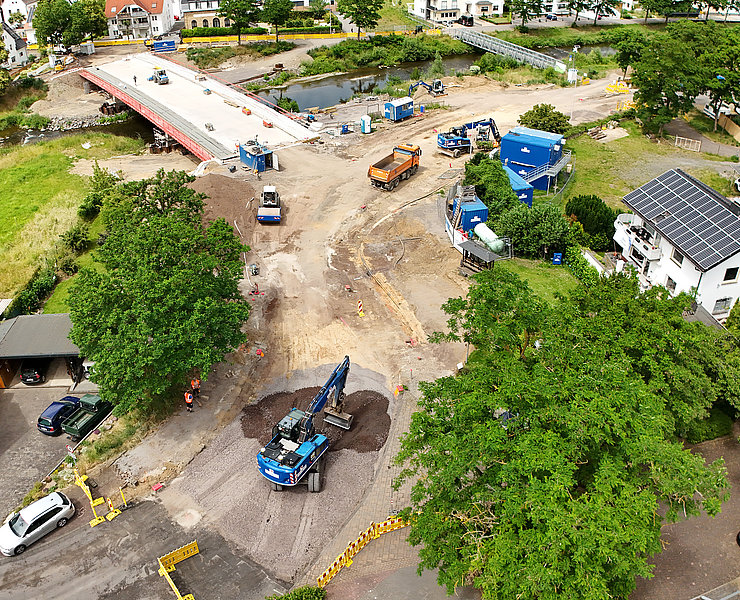 Bauarbeiten an der Bachemer Brücke im Stadtteil Bachem mit Baumaschinen und neuem Brückenbau im Ahrtal.