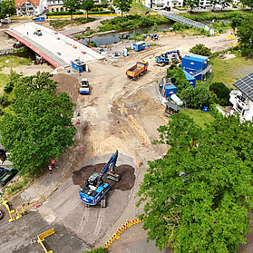 Bauarbeiten an der Bachemer Brücke im Stadtteil Bachem mit Baumaschinen und neuem Brückenbau im Ahrtal.