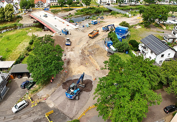 Bauarbeiten an der Bachemer Brücke im Stadtteil Bachem mit Baumaschinen und neuem Brückenbau im Ahrtal.